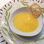 HOTEL DE MIKUNI - フロマージュ・ブラン、柚子風味（スプーンを差し込んだとき、この料理のエレガントな構成に気がつきます。）