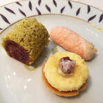 HOTEL DE MIKUNI - ヴァニラ風味のビスケット、 ピーカンナッツのタルト、 ピスタチオのロールケーキ（皿の上の、ちいさなPerfume？）