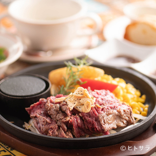 肉質を見極め、ステーキ＆ハンバーグに使用する牛肉を厳選