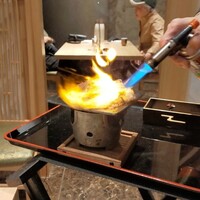 個室和食 肉割烹 吟次郎 品川駅前店 - ガスバーナーで炙り焼く