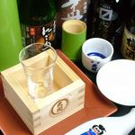 Robata No Ganso Shushi Oozeki - 料理に合わせた日本酒を多数ご用意しています。竹筒で飲むのもまた粋。旨い魚と旨い酒に酔いしれて下さい