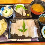 Ryoushishokudou Unoshima Houchikumaru - 鱧の白焼き定食。すずきの刺身、めかぶ、冷奴、味噌汁、漬物が付いています。