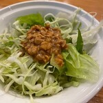 茨城地のもの わらやき料理 たたきの一九 - お通しサラダ（納豆）