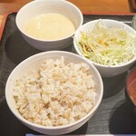 泰山 - 黒豚角煮定食…1,000円(税込み)のご飯、とろろ、サラダのアップ