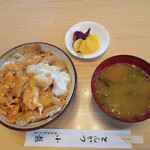 Tonkatsu Koryuu - 上かつ丼（みそ汁，漬物付き）