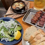 やきとん ひなた - 本日のアヒージョ＋バゲット、至極の串焼きたち