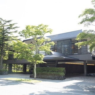 メイン通り少し外れた閑静な立地。自然散策・コンサート帰りにも