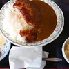 ラーメンびーばー - カツカレー(￥750)。
カレー、マカロニサラダ、福神漬けと漬物。