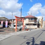 喫茶　バク - 駐車場は鳥居が目印
      路地は北向きの一方通行です！