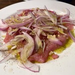 タボラ カルダ ミヤケ - 鮪と紫玉ねぎのカルパッチョ ビネガーとオリーブオイル