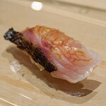 三谷 - 炙った焼津産の黒ムツの握り