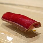 三谷 - 鮪の赤身のづけの握り