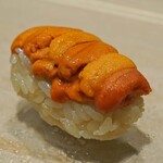 三谷 - 根室産の馬糞雲丹の握り