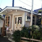 鴻巣cafe - 店の外観を駅側から見る。