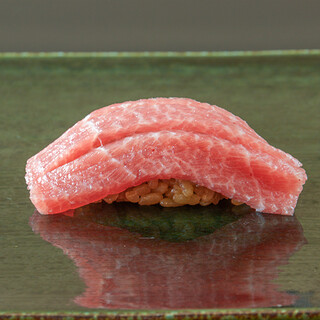 Please enjoy the nigiri and a la carte dishes made with the blessings of each season.