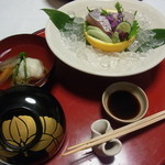 煮物椀と御造り　あいなめのしんじょはフワッフワ　上品な味わいでした。　　刺身はタイ・カンパチ　脂ののりも良く熟成して旨みよし