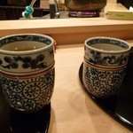 日本料理　百屋 - 湯のみ大きさに違いが・・・（左：男性用、右：女性用）