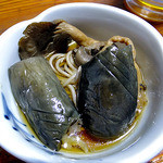 よし半 - お通し（ナスの揚げ浸しと蕎麦）