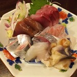 金町製麺 - 刺身盛り合わせ（ホッキ貝、大阪のイワシ、アジの酢〆、岩手県産鰤、カツオなど）