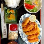 自由軒 - 広島産カキフライ定食、1350円。
