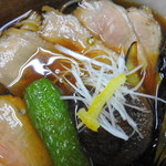 深山 - 料理写真:「鴨南蛮」鴨肉を酒と葱で蒸しあげ肉厚に切り、素揚げしたなす、ピーマン、椎茸、そして、さらし葱と柚子をトッピング。1,150円