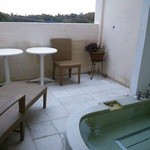 コルテラルゴ伊豆高原 - 「アイランドスイート」１Ｆテラスとジャグジー。