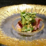 160544205 - ローストビーフサラダはクレソンと玉ねぎのドレッシング和えの蓮根のスライス。お肉はA5ランクのシンシン