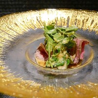 渋谷鉄板焼きOKANOUE - ローストビーフサラダはクレソンと玉ねぎのドレッシング和えの蓮根のスライス。お肉はA5ランクのシンシン