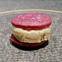 渋谷鉄板焼きOKANOUE - 紫芋のクッキーに挟まれた真ん中がフォアグラ。お菓子みたいな甘さと食感が面白い1品。