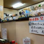 寿食堂 - カウンター席の仕切り壁の上には、小さなフィギュアがずらり