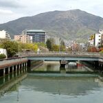 寿食堂 - 境川越しに灰ヶ峰