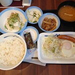 HASEBE MACHIYA INN - ソーセージエッグ定食をチョイス、小鉢・小皿二品を選べて冷やっことミニ牛皿をオーダー♪