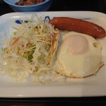 HASEBE MACHIYA INN - メインとも言える目玉焼き＆ソーセージ、そしてサラダの盛り付けられた一皿