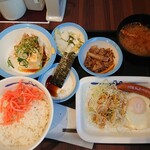 HASEBE MACHIYA INN - 紅生姜、醤油、ドレッシングなどをかけ添えて準備完了！いざ、実食⤴︎