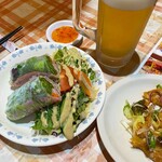 Ajian Kicchin Karau Ma - ベトナム風春巻きと生ビール、鶏皮唐揚げはサービス