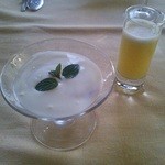 コルテラルゴ伊豆高原 - 朝食のジュースとヨーグルト。