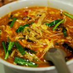 香港料理龍明樓 - 酸辣麺（800円）