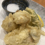 Sushidokoro Kagura - 広島産牡蠣の天ぷら945円税込、以下内税表記、牡蠣3粒でこの値段、まぁこんなもんか…