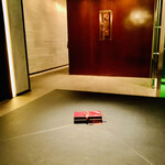 カンテサンス - ◎ウェイティングルームの奥にメインダイニングがある。