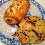 カタネベーカリー - 左:バトンショコラ　右:玉ねぎフランス