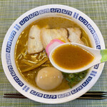 丸田屋 - 豚骨臭の強いスープ。しかし旨さに溢れていて、和歌山ラーメン特有のコクの有る醤油が旨さを増しています。