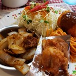 洋食ライスハウス - 豚肉のビンビン焼き、唐揚げ、ベーコンエッグフライ、ナポリタンにサラダ