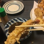 Tenyoshi - 天ぷらは2人で仲間して食う。
                        
                        海老 2本入ってて良かったぁぁぁぁヽ(´o｀
                        
                        ツレや『うな重』食いながらの天ぷら。
                        
                        オイラは天ぷらでチンカチンカの冷やっこいルービーを飲る。
                        
                        
                        