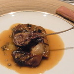 ベギャス　脇にはフォアグラのカナッペ　ジューは内臓で