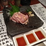 炭火焼とり えんや - 鶏胸肉のタタキ。ガーリックチップと生姜が美味しい