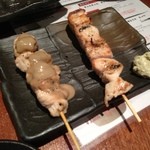 炭火焼とり えんや - ムネ肉の串。右側がアボガドディップ。左がアンチョビソース。どっちも○