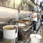 ぶたのほし - 大寸胴と二つの釜で濃厚豚骨を製作