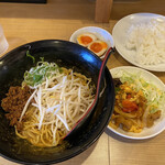 坦々麺　四川 - 土曜日でも平日と変わらない料金　ランチセット¥850