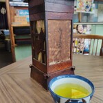 早川食堂 - 古風な箸入れを愛でつつ、存外コクのあるお茶で一服。