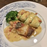 ビストロラドレ - 天草産イラのポワレとズワイガニのカネロニ白ワインソース